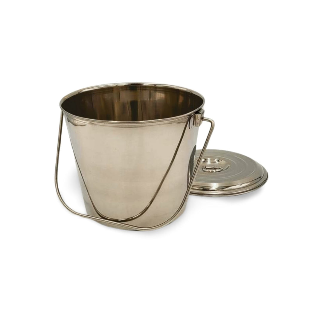 https://www.shenandoahhomesteadsupply.com/cdn/shop/products/stainless-steel-milk-pail-bucket-with-lid-handle-234335_530x@2x.jpg?v=1701899308